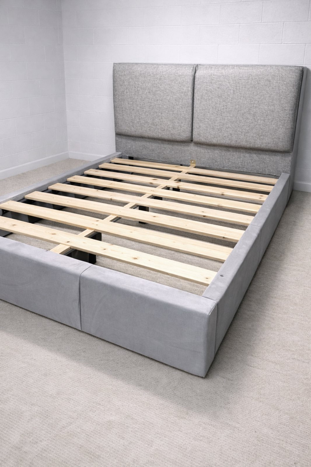 AkmaBed Modern Upholstered Bed – Light Gray Fabric – Platform Bed Frame – Queen Size