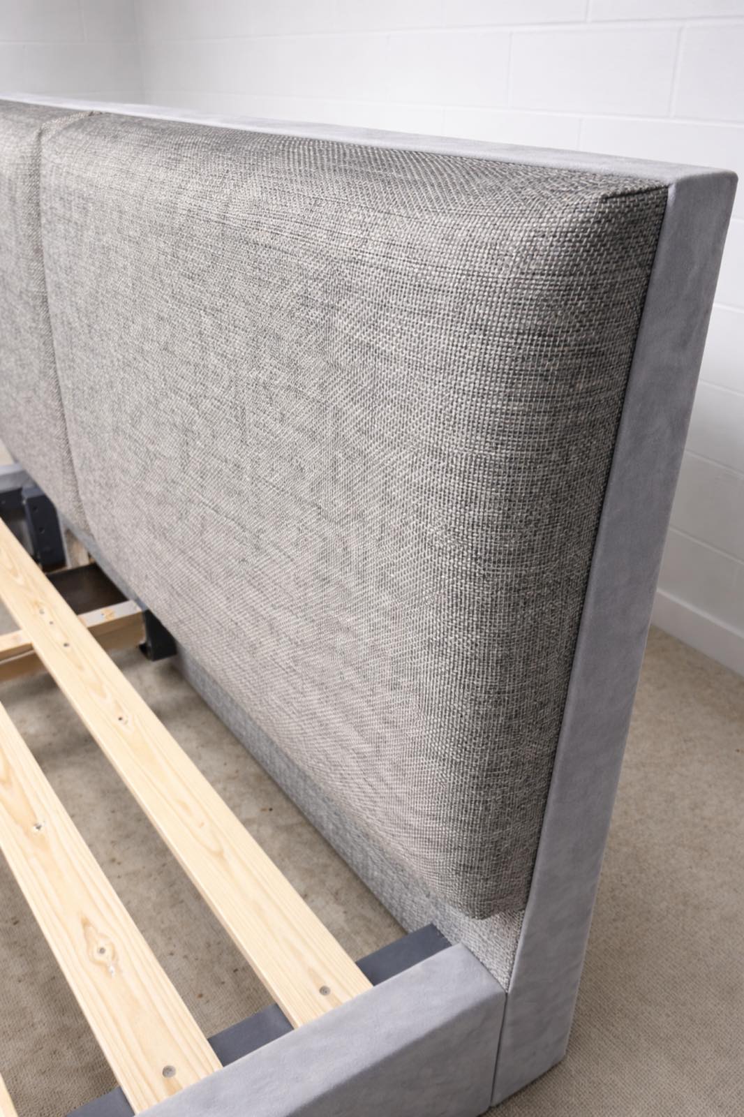 AkmaBed Modern Upholstered Bed – Light Gray Fabric – Platform Bed Frame – Queen Size