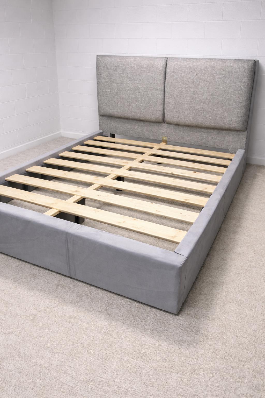 AkmaBed Modern Upholstered Bed – Light Gray Fabric – Platform Bed Frame – Queen Size