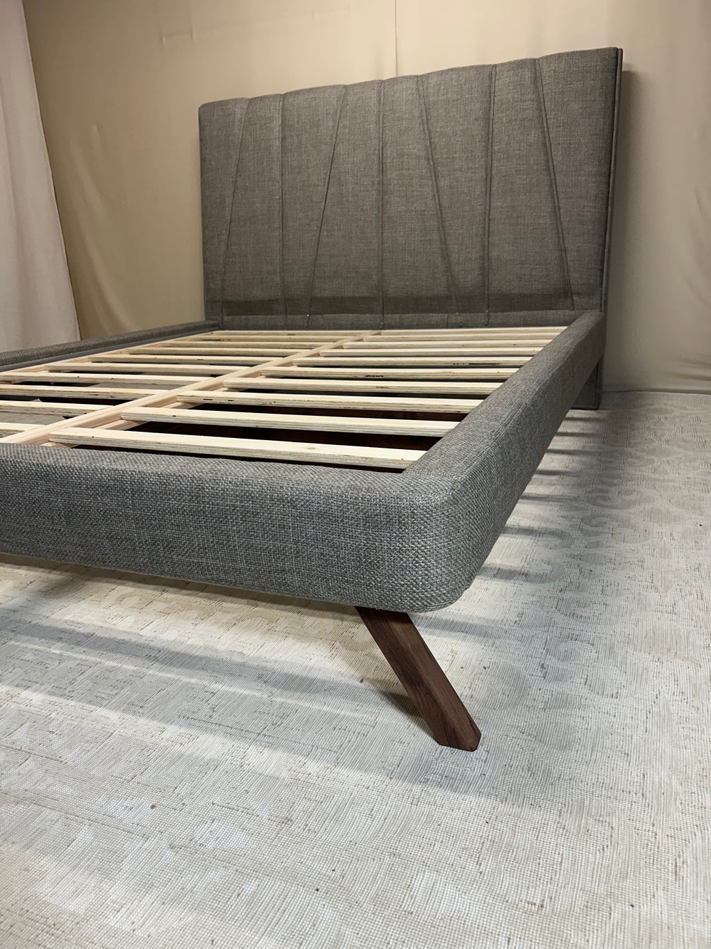 AkmaBed “Vento” Queen Bed – Gray