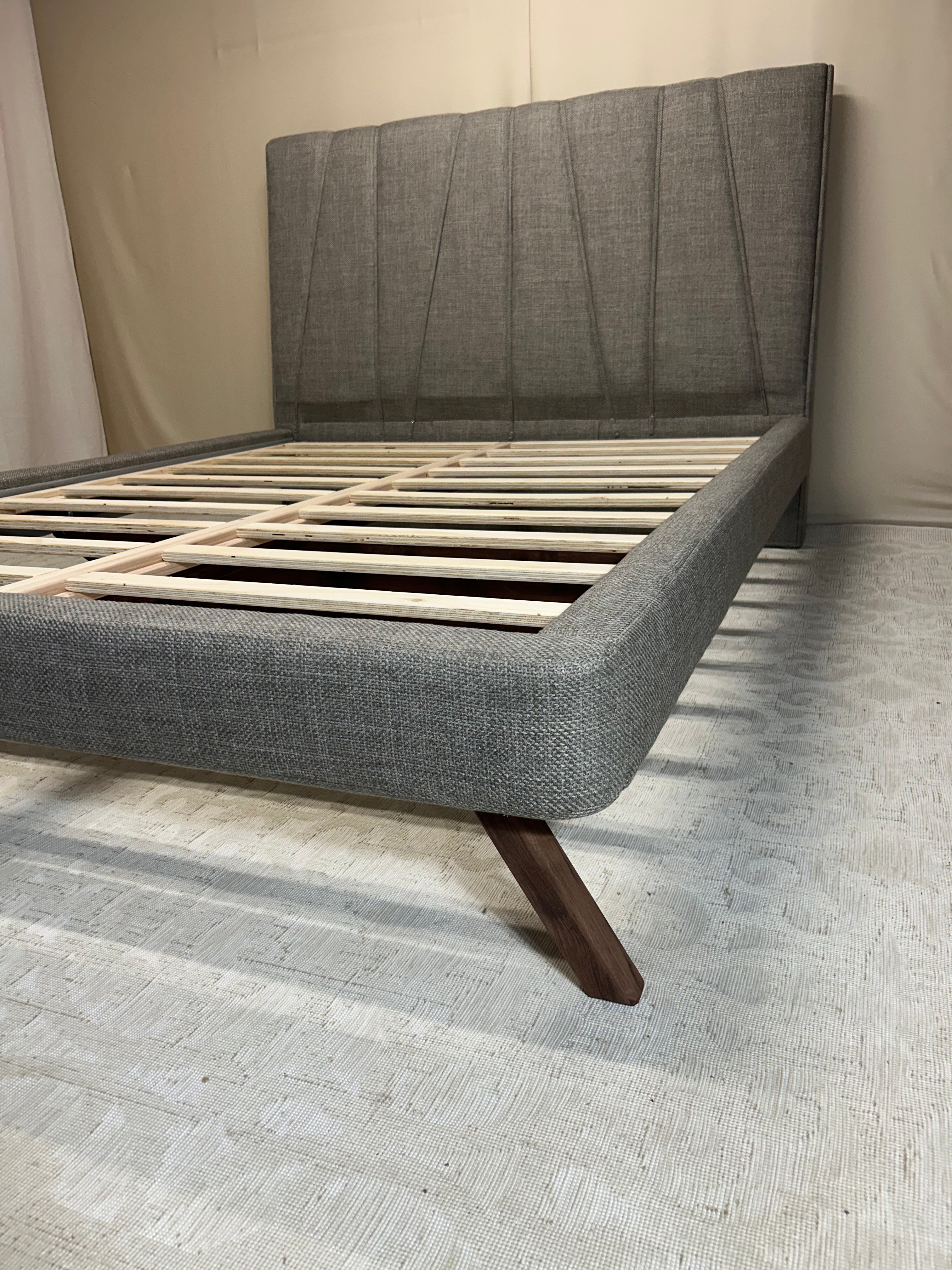 AkmaBed “Vento” Queen Bed – Gray