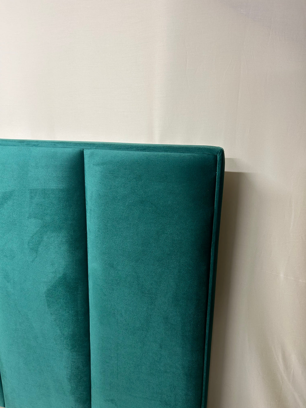 AkmaBed Emerald Panel Queen Bed – Emerald Green Velvet Upholstered Bed